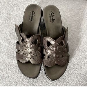 Clark’s Bendables Brown Metallic Leather Slip On Sandals 6.5